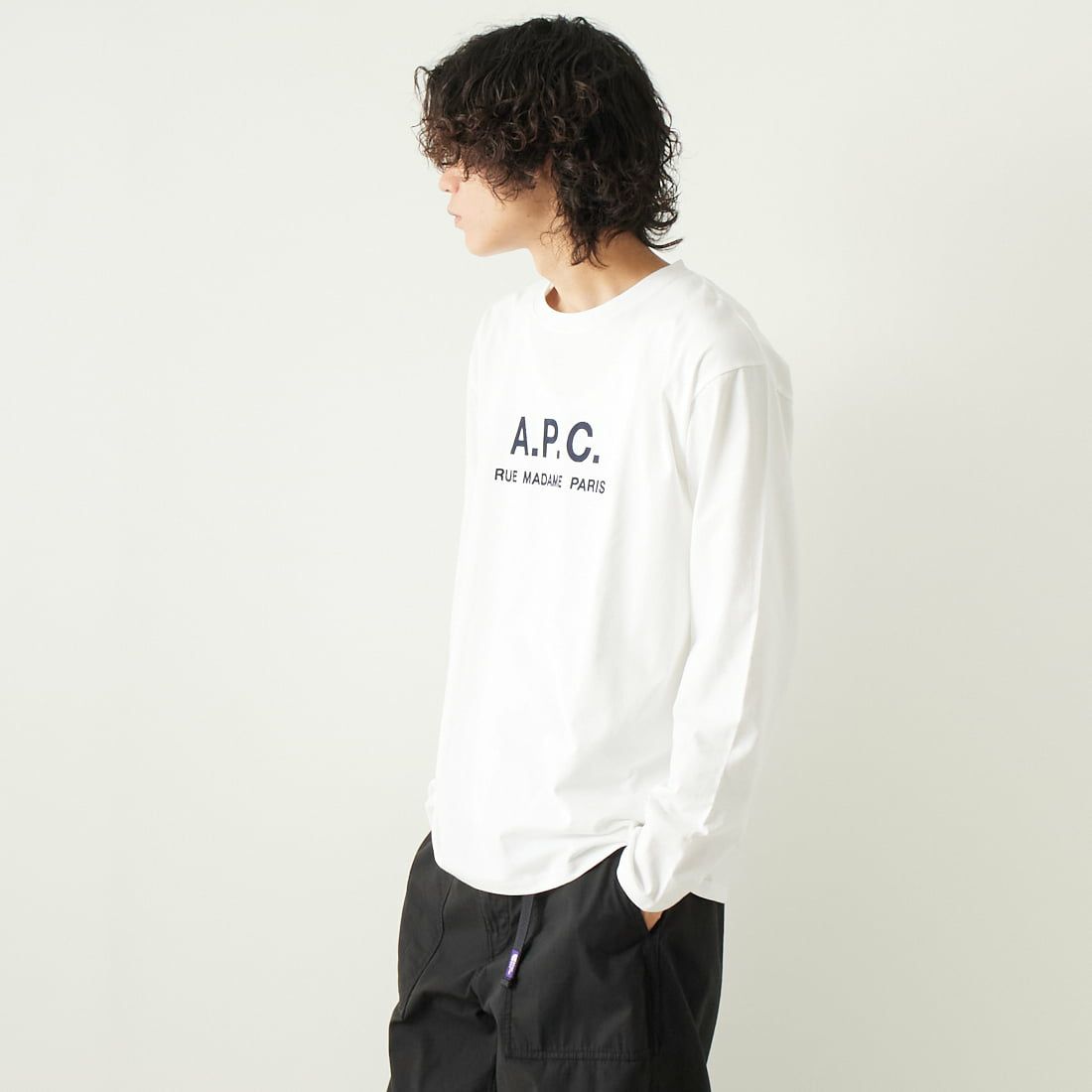 A.P.C. [アー・ペー・セー] ロゴプリント ロングスリーブTシャツ [RUE-MADAME-H-MANCHES] 90 BLANC &&モデル身長：182cm 着用サイズ：L&&