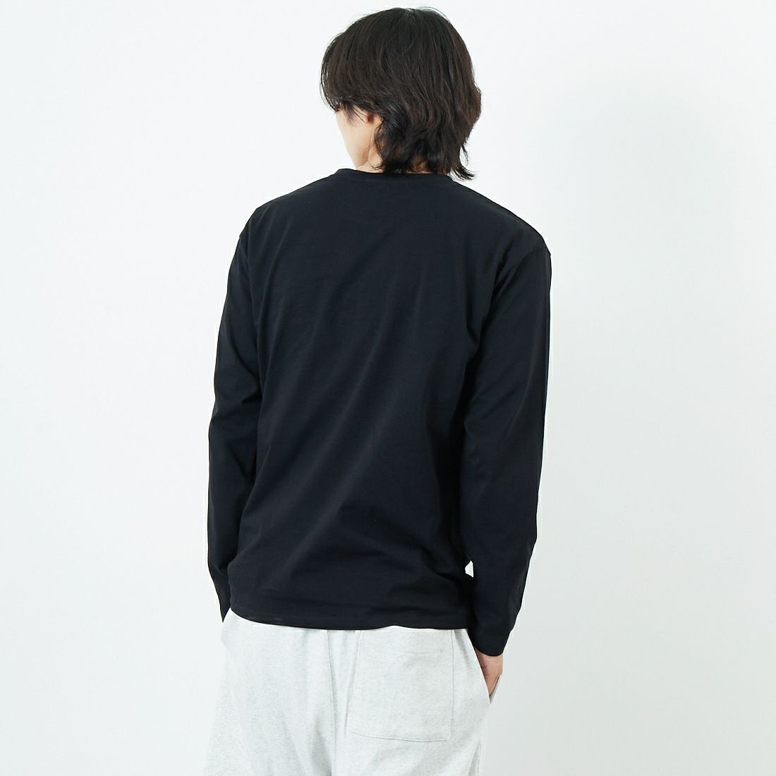 A.P.C. [アー・ペー・セー] ロゴ刺繍 ロングスリーブTシャツ [RUE-MADAME-H-MANCHES] 99 NOIR &&モデル身長：179cm 着用サイズ：M&&