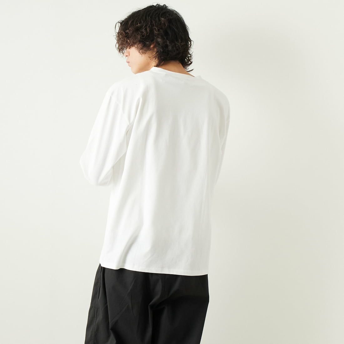 A.P.C. [アー・ペー・セー] ロゴプリント ロングスリーブTシャツ [RUE-MADAME-H-MANCHES] 90 BLANC &&モデル身長：182cm 着用サイズ：L&&