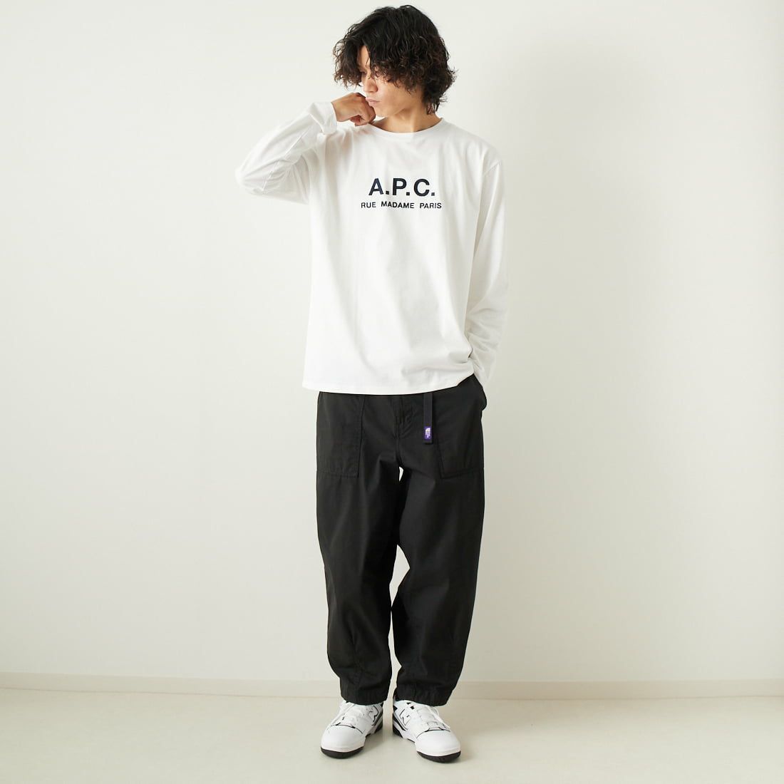 A.P.C. [アー・ペー・セー] ロゴプリント ロングスリーブTシャツ [RUE-MADAME-H-MANCHES] 90 BLANC &&モデル身長：182cm 着用サイズ：L&&