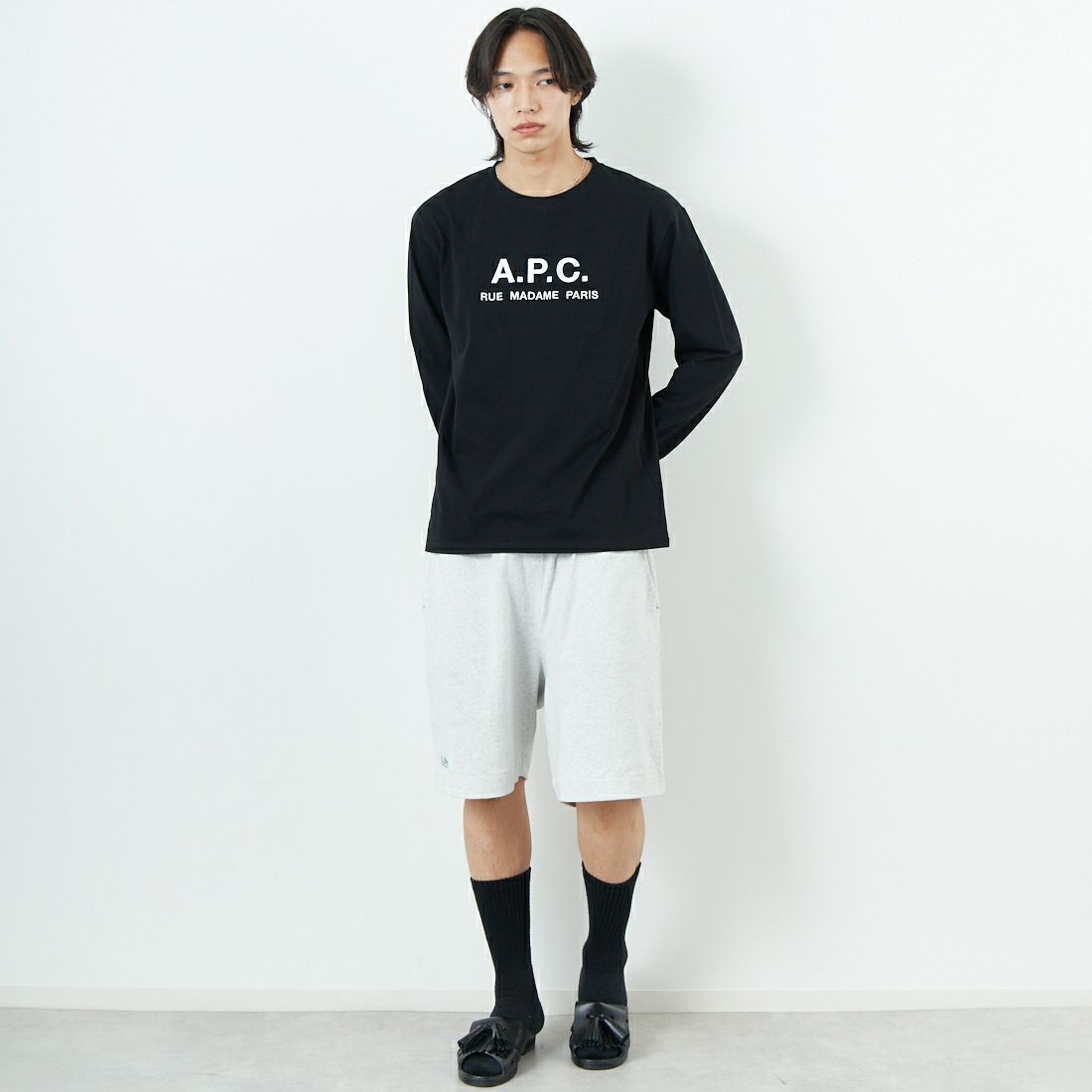 A.P.C. [アー・ペー・セー] ロゴ刺繍 ロングスリーブTシャツ [RUE-MADAME-H-MANCHES] 99 NOIR &&モデル身長：179cm 着用サイズ：M&&