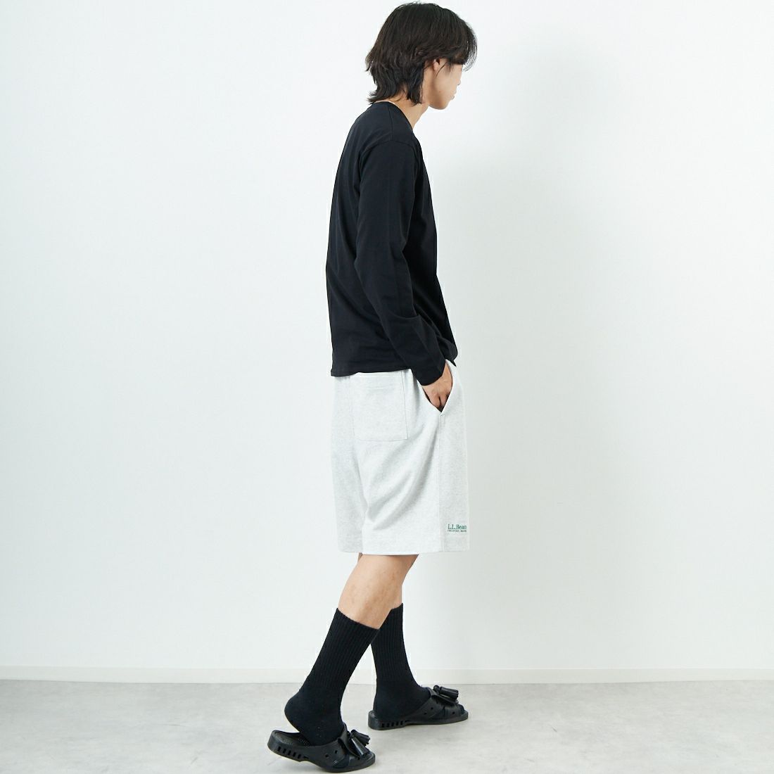 A.P.C. [アー・ペー・セー] ロゴ刺繍 ロングスリーブTシャツ [RUE-MADAME-H-MANCHES] 99 NOIR &&モデル身長：179cm 着用サイズ：M&&