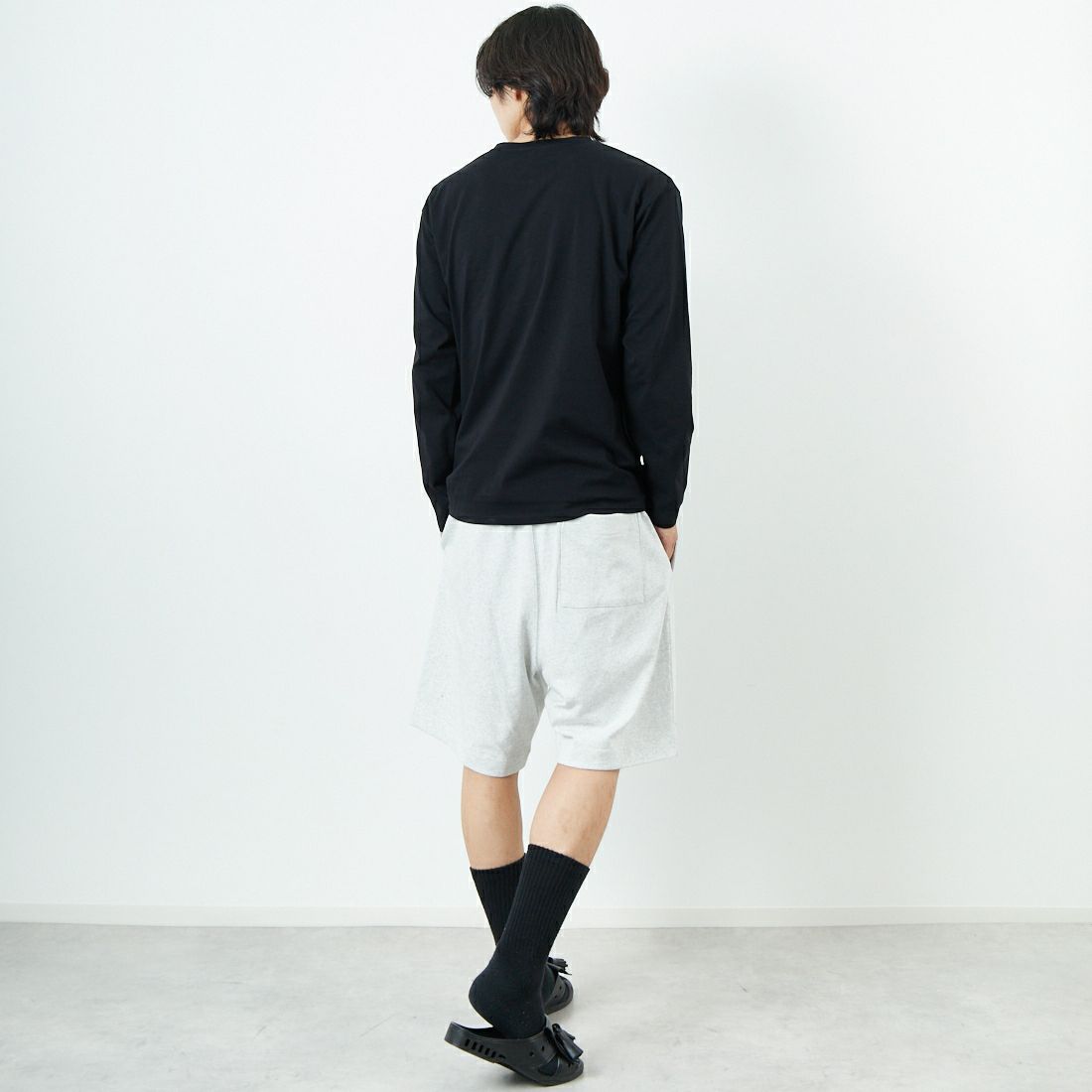 A.P.C. [アー・ペー・セー] ロゴ刺繍 ロングスリーブTシャツ [RUE-MADAME-H-MANCHES] 99 NOIR &&モデル身長：179cm 着用サイズ：M&&