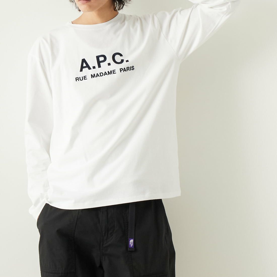 A.P.C. [アー・ペー・セー] ロゴプリント ロングスリーブTシャツ [RUE-MADAME-H-MANCHES] 90 BLANC &&モデル身長：182cm 着用サイズ：L&&