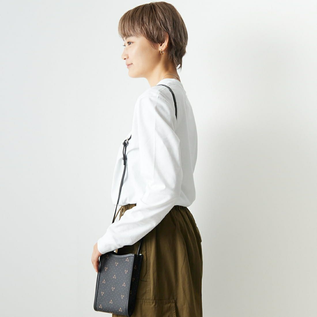 A.P.C. [アー・ペー・セー] ロゴ刺繍 ロングスリーブTシャツ [PETITE-RUE-MADAME-H] 90 BLANC &&モデル身長：160cm 着用サイズ：XS&&