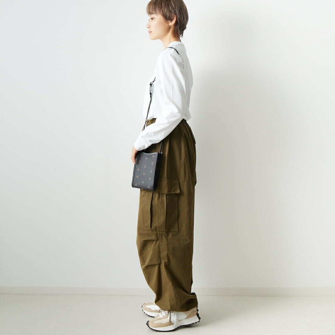 A.P.C. [アー・ペー・セー] ロゴ刺繍 ロングスリーブTシャツ [PETITE-RUE-MADAME-H] 90 BLANC &&モデル身長：160cm 着用サイズ：XS&&