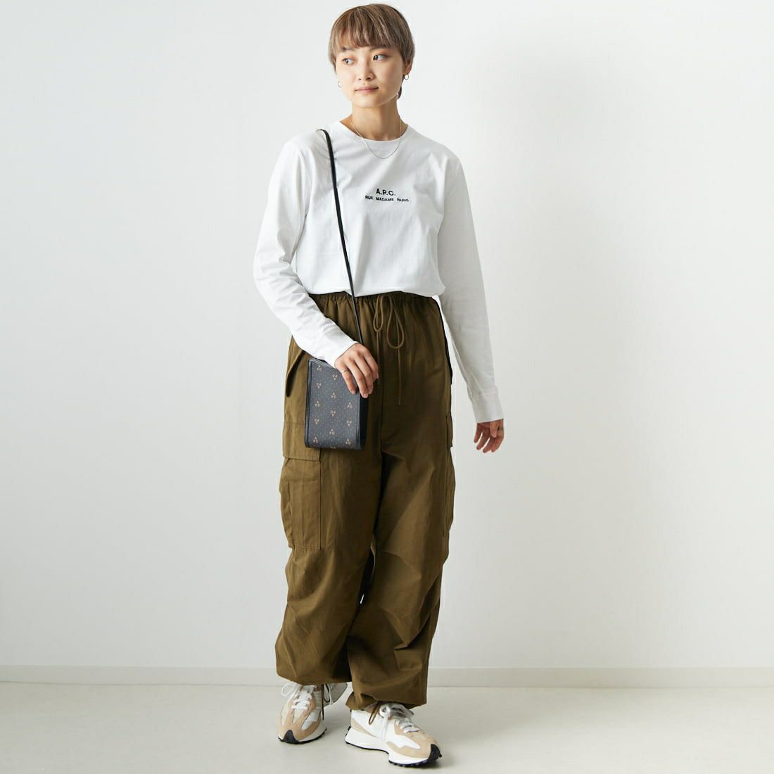 A.P.C. [アー・ペー・セー] ロゴ刺繍 ロングスリーブTシャツ [PETITE-RUE-MADAME-H] 90 BLANC &&モデル身長：160cm 着用サイズ：XS&&
