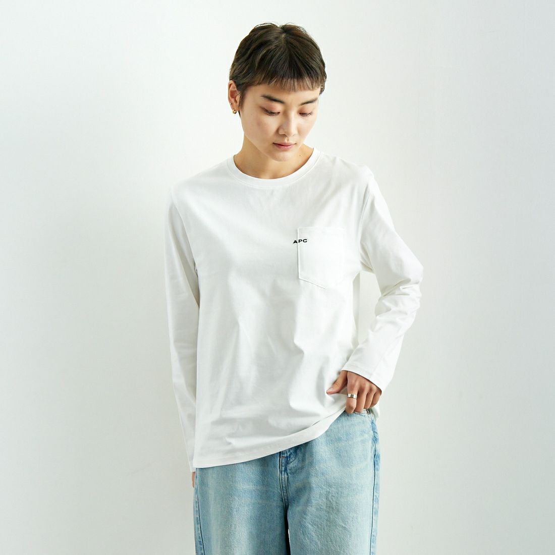 A.P.C. [アー・ペー・セー] ロゴ刺繍 長袖ポケットTシャツ [POCKET-EMB-T] 90 BLANC &&モデル身長：160cm 着用サイズ：XS&&