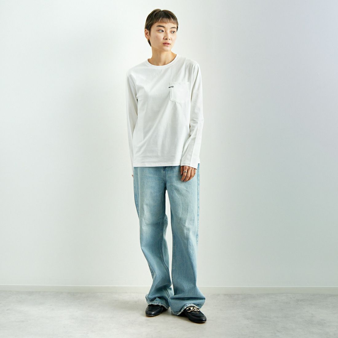 A.P.C. [アー・ペー・セー] ロゴ刺繍 長袖ポケットTシャツ [POCKET-EMB-T] 90 BLANC &&モデル身長：160cm 着用サイズ：XS&&