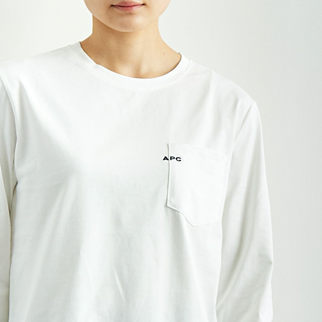 A.P.C. [アー・ペー・セー] ロゴ刺繍 長袖ポケットTシャツ [POCKET-EMB-T] 90 BLANC &&モデル身長：160cm 着用サイズ：XS&&