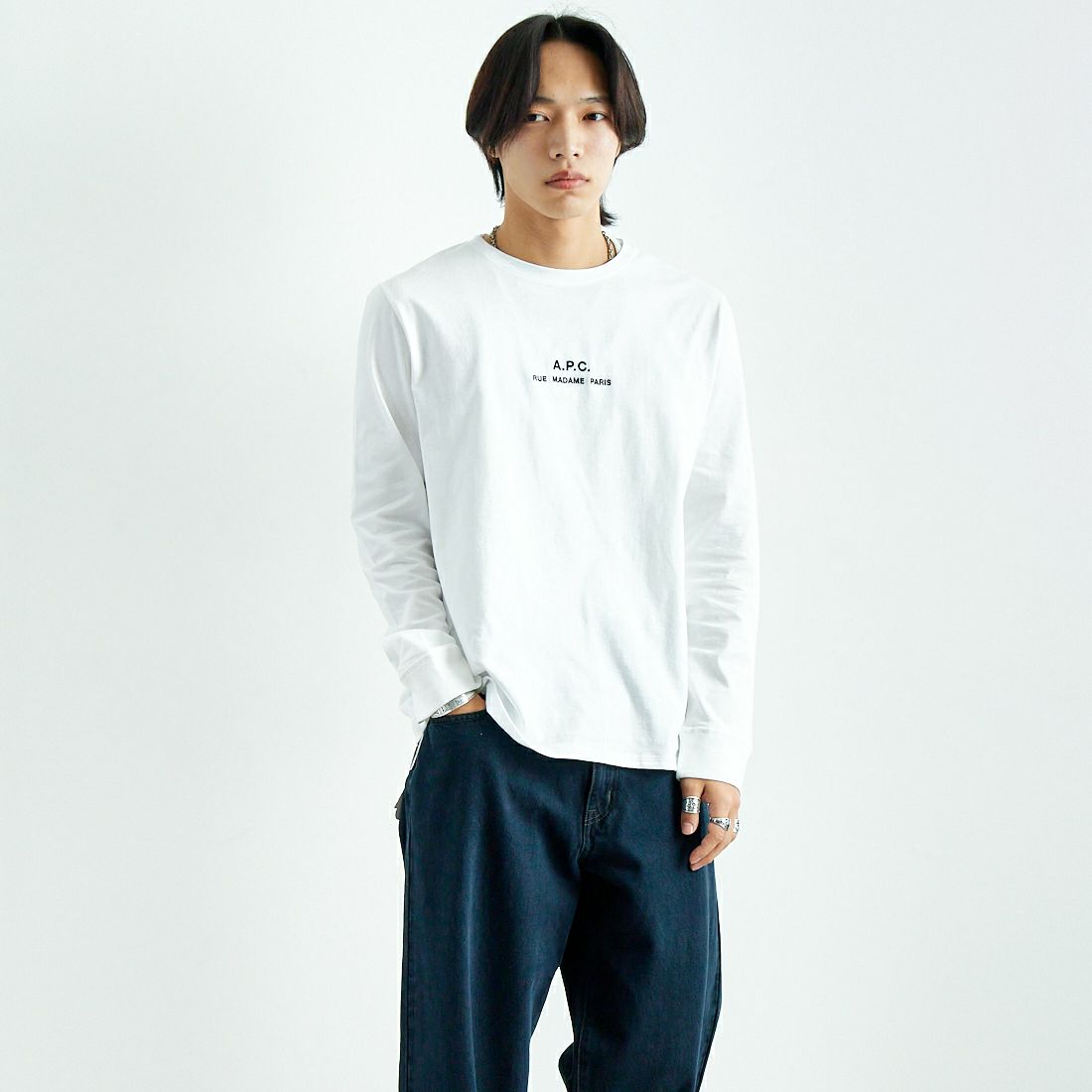 A.P.C. [アー・ペー・セー] ロゴ刺繍 ロングスリーブTシャツ [PETITE-RUE-MADAME-H] 90 BLANC &&モデル身長：179cm 着用サイズ：L&&