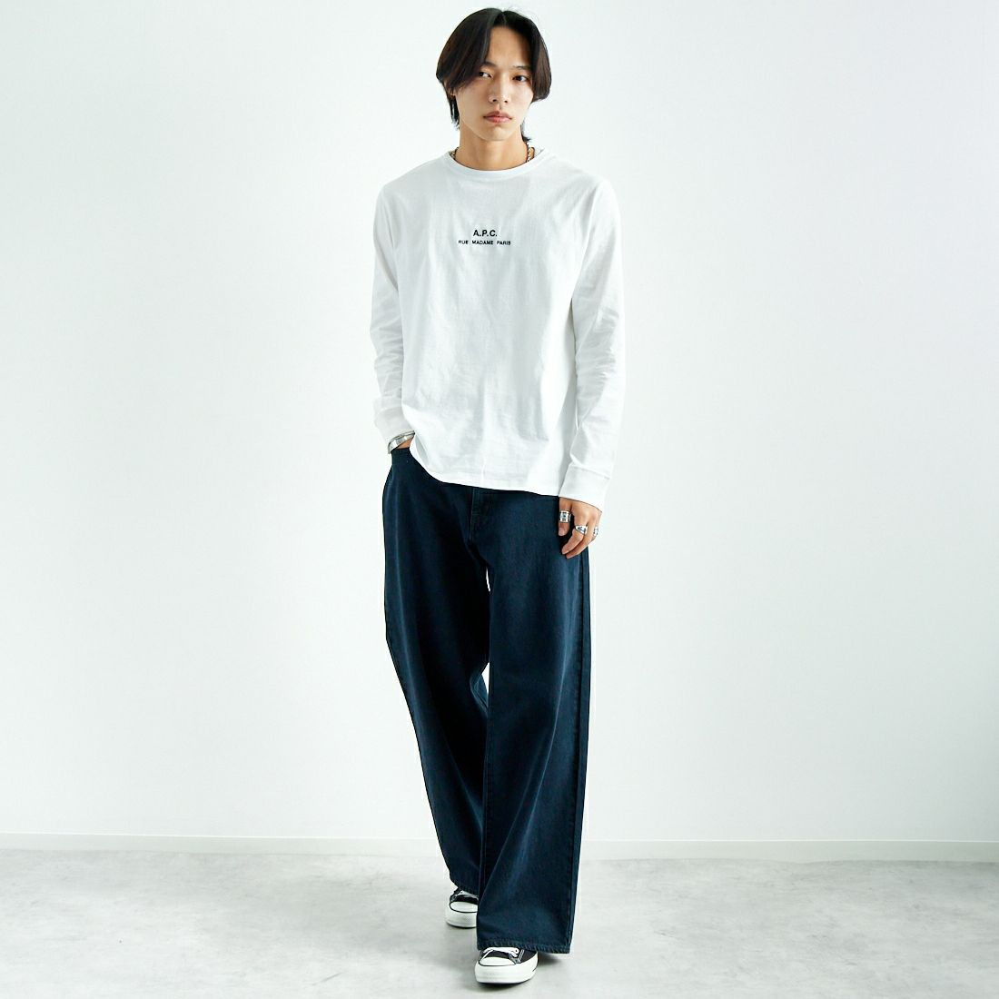 A.P.C. [アー・ペー・セー] ロゴ刺繍 ロングスリーブTシャツ [PETITE-RUE-MADAME-H] 90 BLANC &&モデル身長：179cm 着用サイズ：L&&
