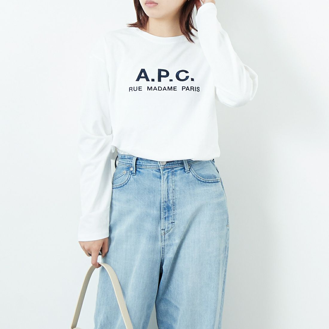 A.P.C. [アー・ペー・セー] ロゴ刺繍 ロングスリーブTシャツ [RUE-MADAME-H-MANCHES] 90 BLANC &&モデル身長：167cm 着用サイズ：XS&&