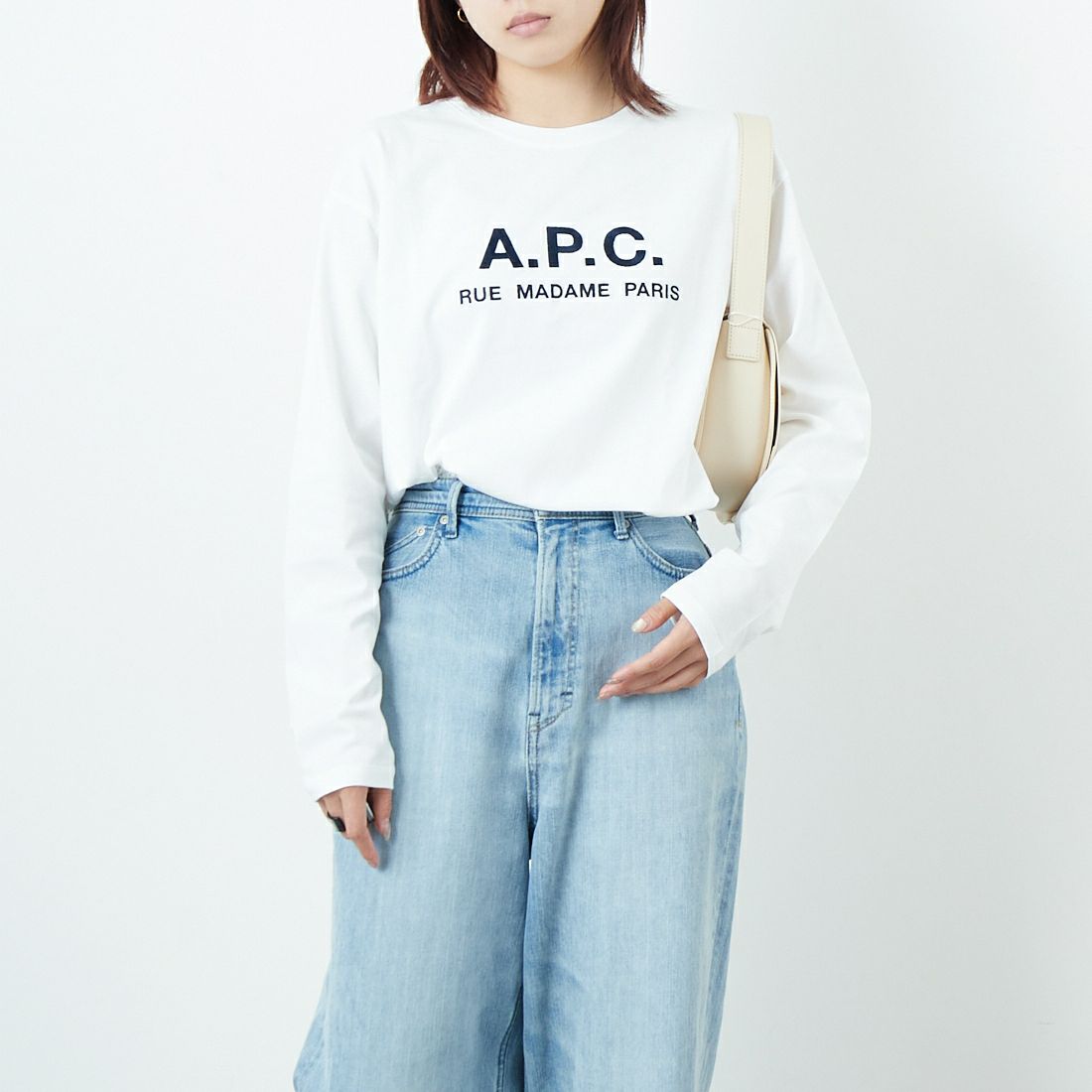 A.P.C. [アー・ペー・セー] ロゴ刺繍 ロングスリーブTシャツ [RUE-MADAME-H-MANCHES] 90 BLANC &&モデル身長：167cm 着用サイズ：XS&&