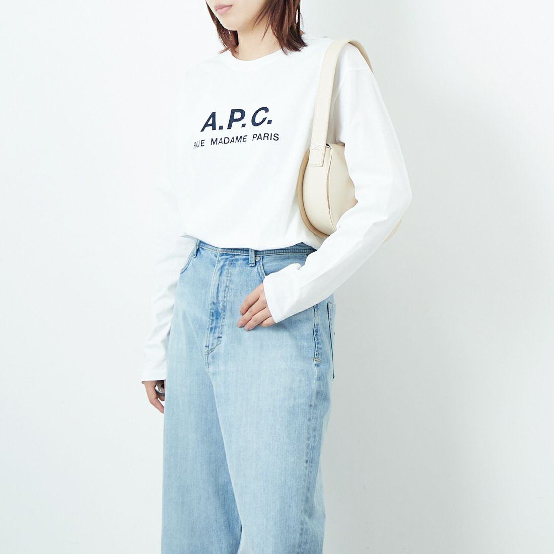 A.P.C. [アー・ペー・セー] ロゴ刺繍 ロングスリーブTシャツ [RUE-MADAME-H-MANCHES] 90 BLANC &&モデル身長：167cm 着用サイズ：XS&&