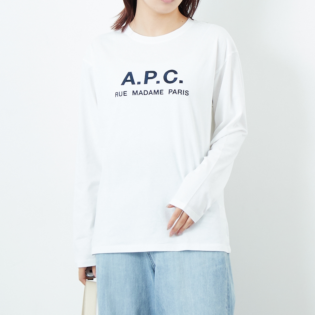 A.P.C. [アー・ペー・セー] ロゴ刺繍 ロングスリーブTシャツ [RUE-MADAME-H-MANCHES] 90 BLANC &&モデル身長：167cm 着用サイズ：XS&&