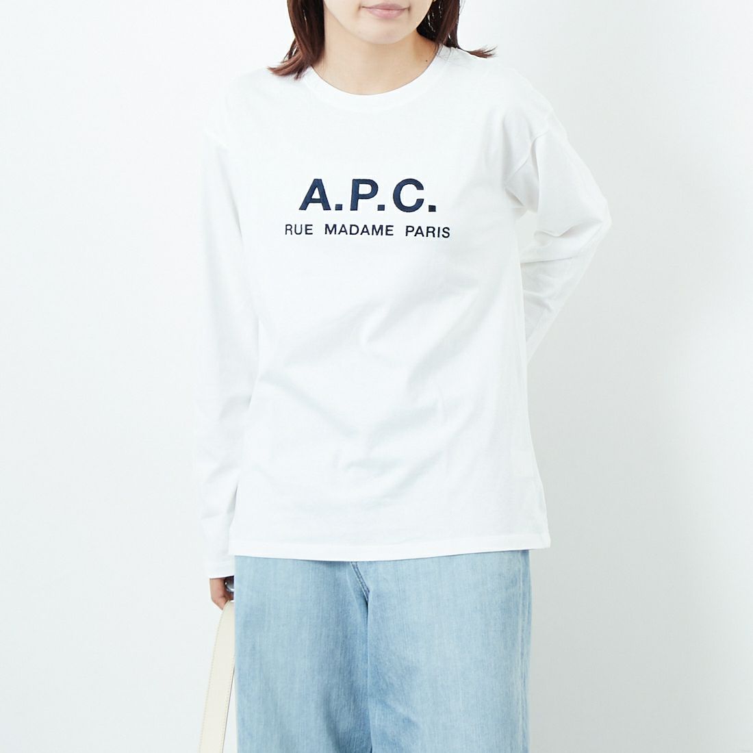 A.P.C. [アー・ペー・セー] ロゴ刺繍 ロングスリーブTシャツ [RUE-MADAME-H-MANCHES] 90 BLANC &&モデル身長：167cm 着用サイズ：XS&&