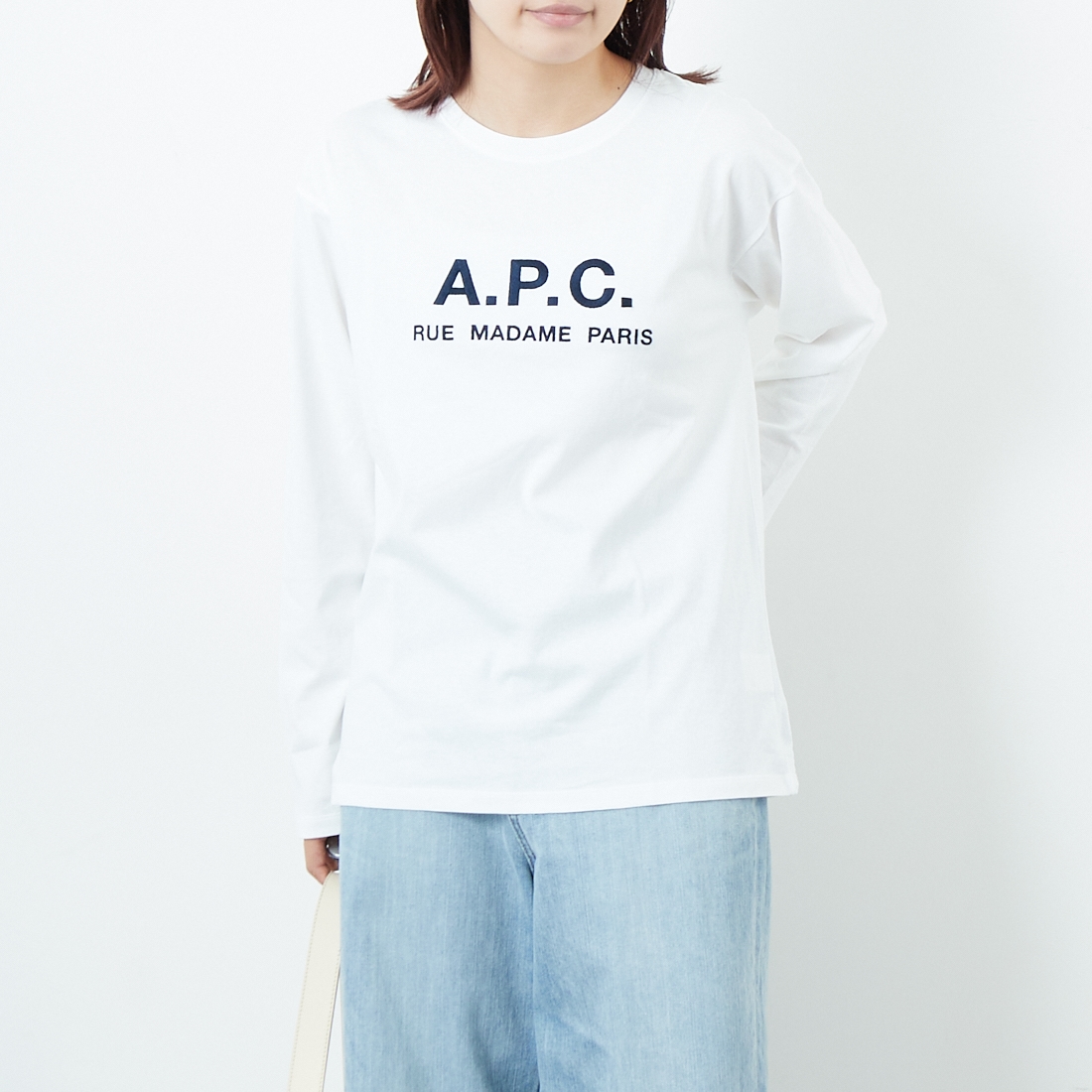 A.P.C. [アー・ペー・セー] ロゴ刺繍 ロングスリーブTシャツ [RUE-MADAME-H-MANCHES] 90 BLANC &&モデル身長：167cm 着用サイズ：XS&&