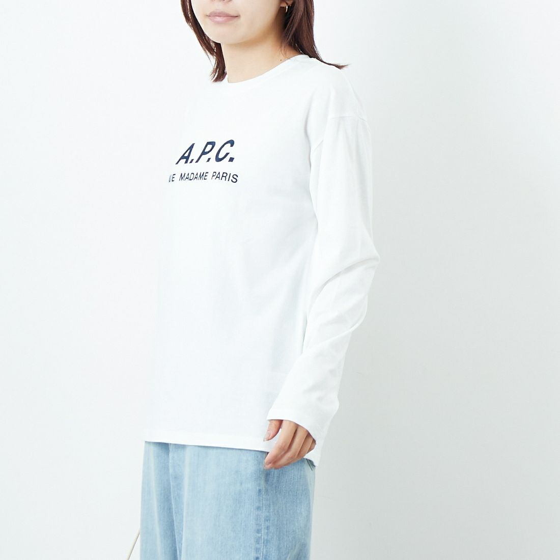 A.P.C. [アー・ペー・セー] ロゴ刺繍 ロングスリーブTシャツ [RUE-MADAME-H-MANCHES] 90 BLANC &&モデル身長：167cm 着用サイズ：XS&&