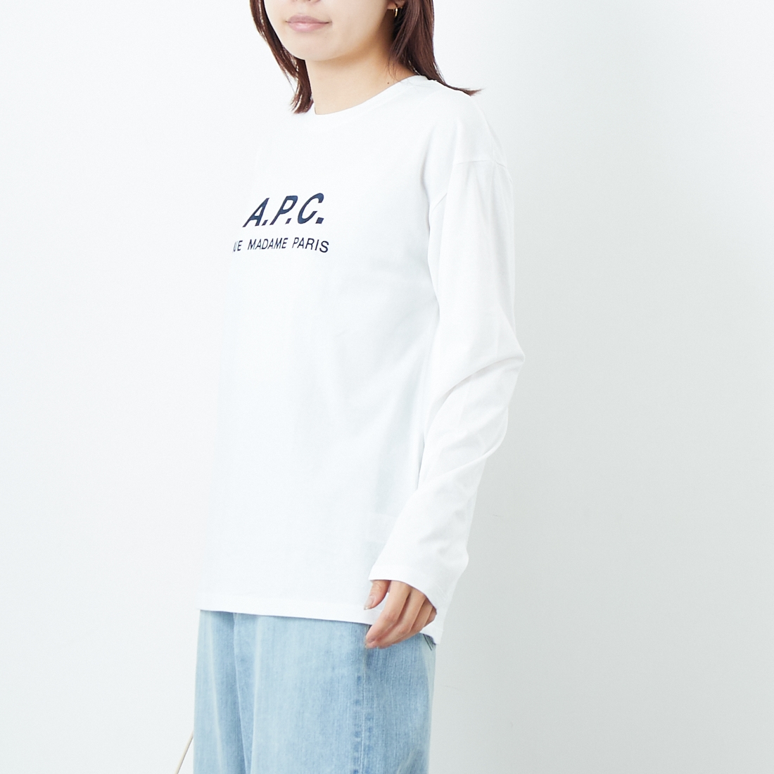 A.P.C. [アー・ペー・セー] ロゴ刺繍 ロングスリーブTシャツ [RUE-MADAME-H-MANCHES] 90 BLANC &&モデル身長：167cm 着用サイズ：XS&&