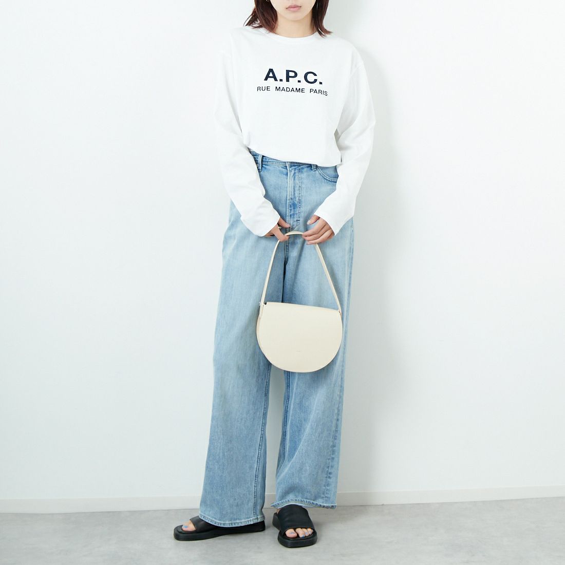 A.P.C. [アー・ペー・セー] ロゴ刺繍 ロングスリーブTシャツ [RUE-MADAME-H-MANCHES] 90 BLANC &&モデル身長：167cm 着用サイズ：XS&&