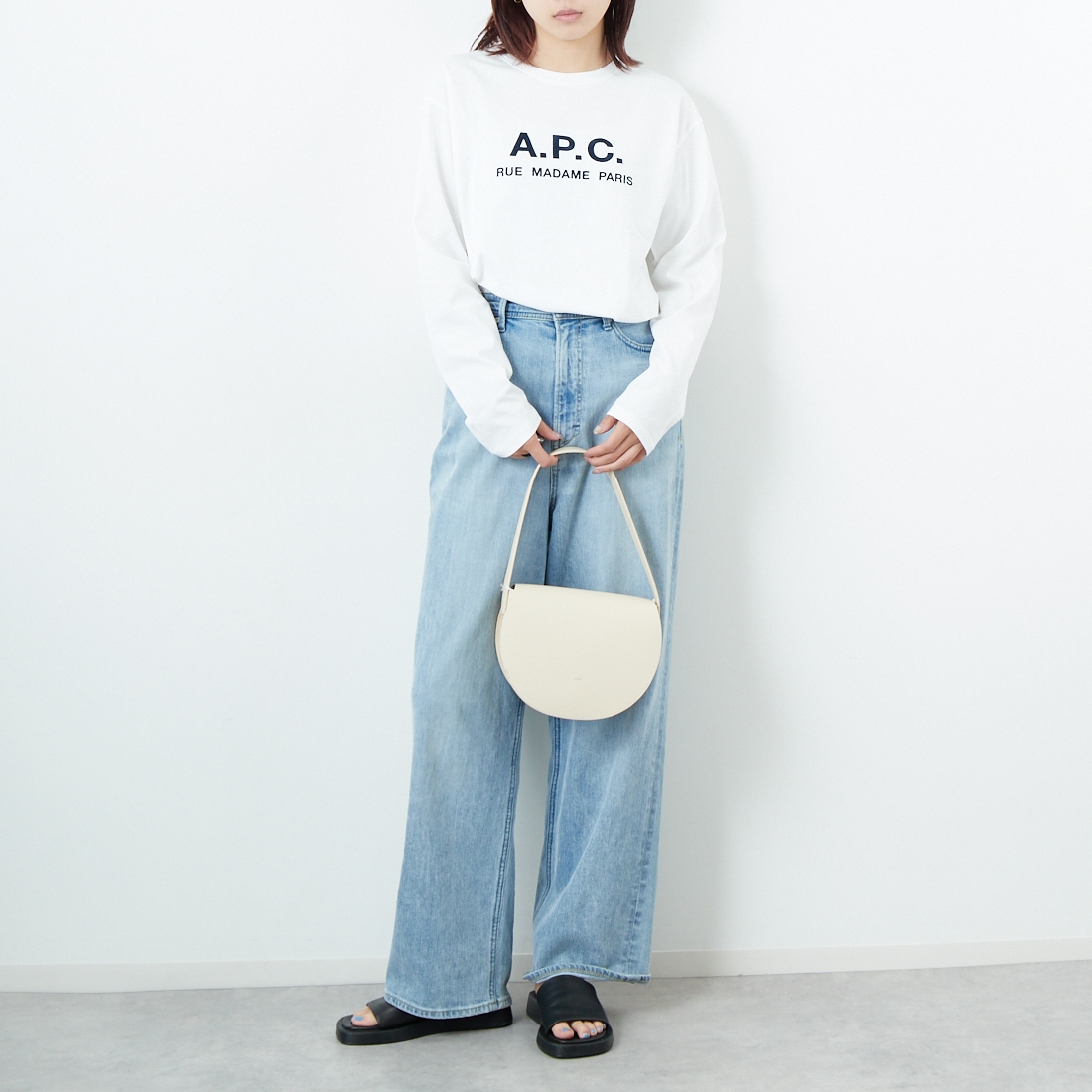 A.P.C. [アー・ペー・セー] ロゴ刺繍 ロングスリーブTシャツ [RUE-MADAME-H-MANCHES] 90 BLANC &&モデル身長：167cm 着用サイズ：XS&&