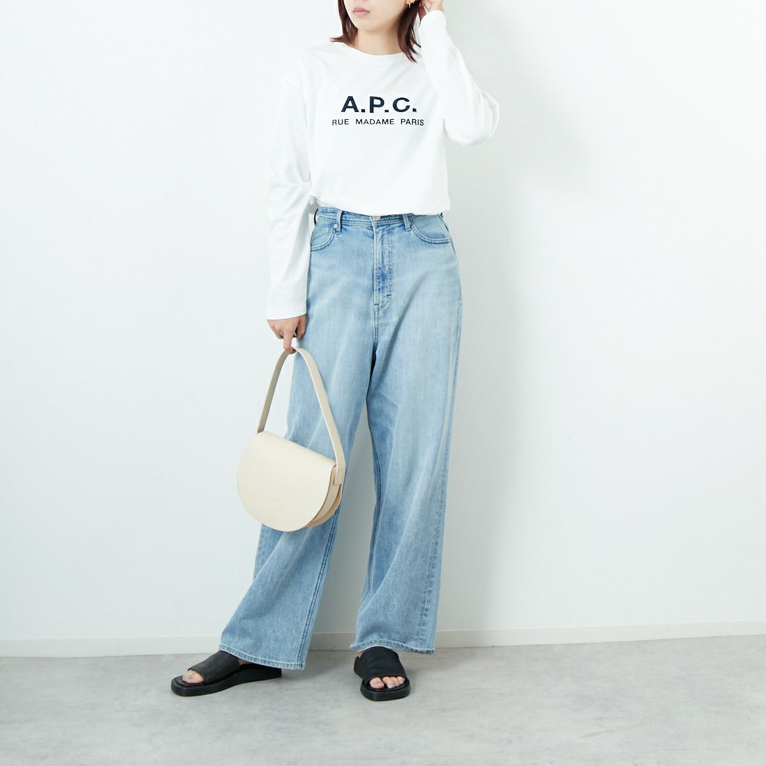 A.P.C. [アー・ペー・セー] ロゴ刺繍 ロングスリーブTシャツ [RUE-MADAME-H-MANCHES] 90 BLANC &&モデル身長：167cm 着用サイズ：XS&&