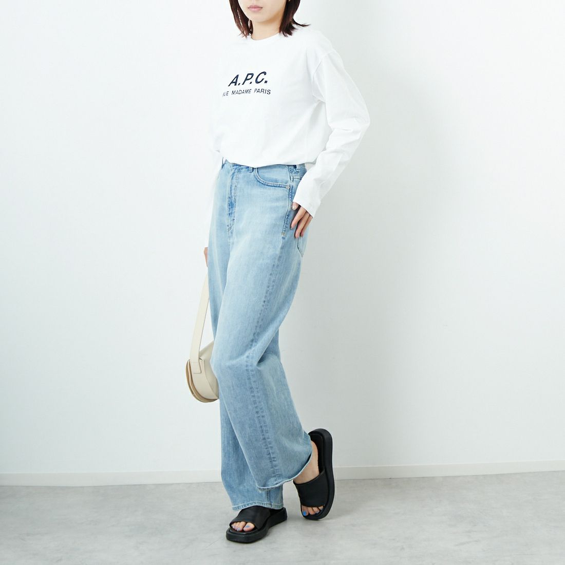 A.P.C. [アー・ペー・セー] ロゴ刺繍 ロングスリーブTシャツ [RUE-MADAME-H-MANCHES] 90 BLANC &&モデル身長：167cm 着用サイズ：XS&&