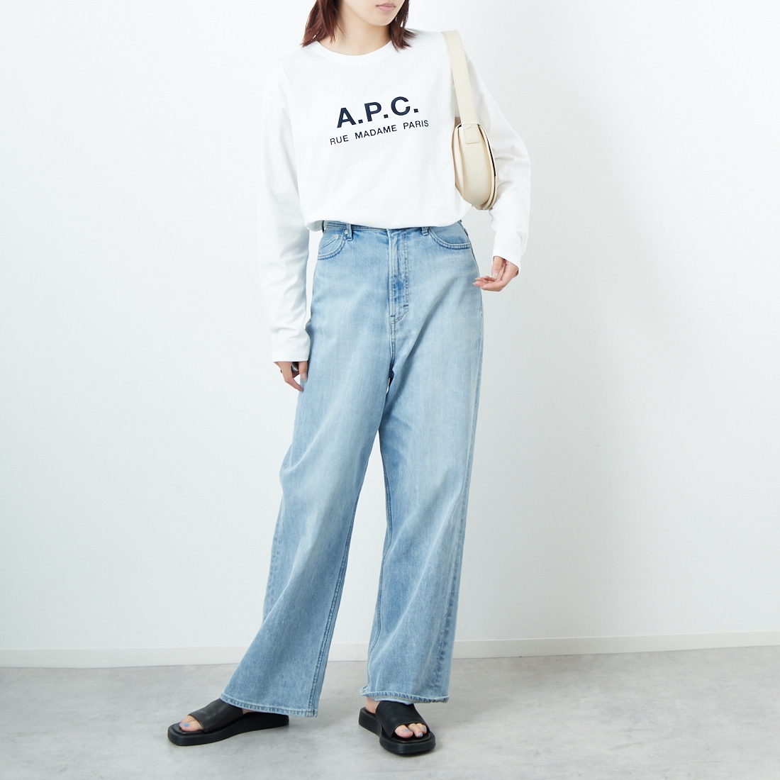A.P.C. [アー・ペー・セー] ロゴ刺繍 ロングスリーブTシャツ [RUE-MADAME-H-MANCHES] 90 BLANC &&モデル身長：167cm 着用サイズ：XS&&