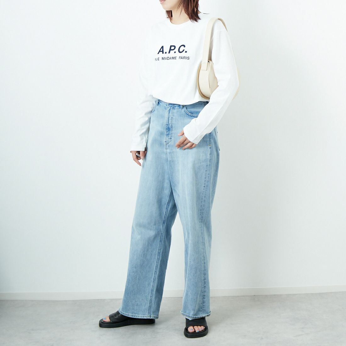 A.P.C. [アー・ペー・セー] ロゴ刺繍 ロングスリーブTシャツ [RUE-MADAME-H-MANCHES] 90 BLANC &&モデル身長：167cm 着用サイズ：XS&&