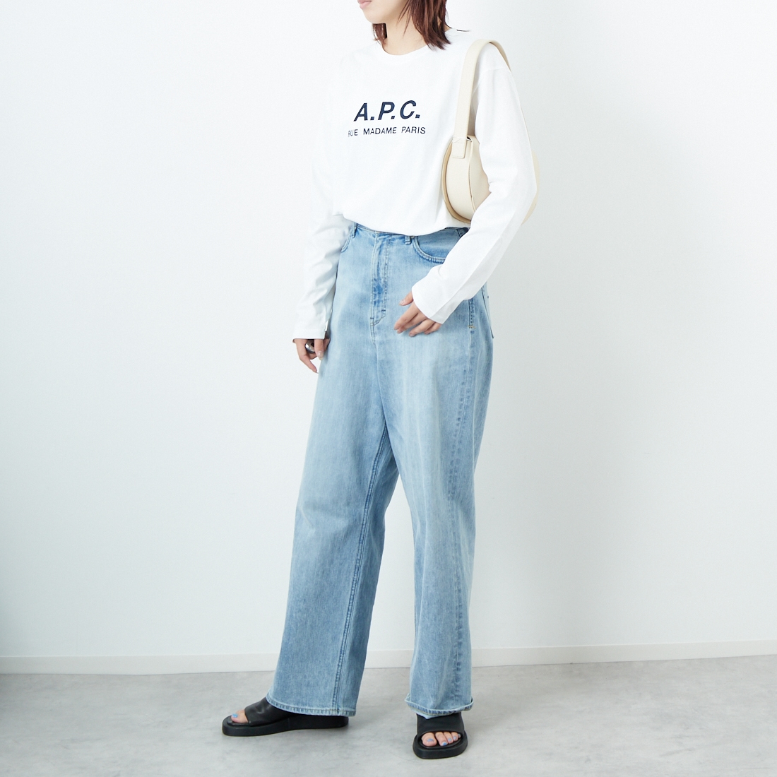 A.P.C. [アー・ペー・セー] ロゴ刺繍 ロングスリーブTシャツ [RUE-MADAME-H-MANCHES] 90 BLANC &&モデル身長：167cm 着用サイズ：XS&&