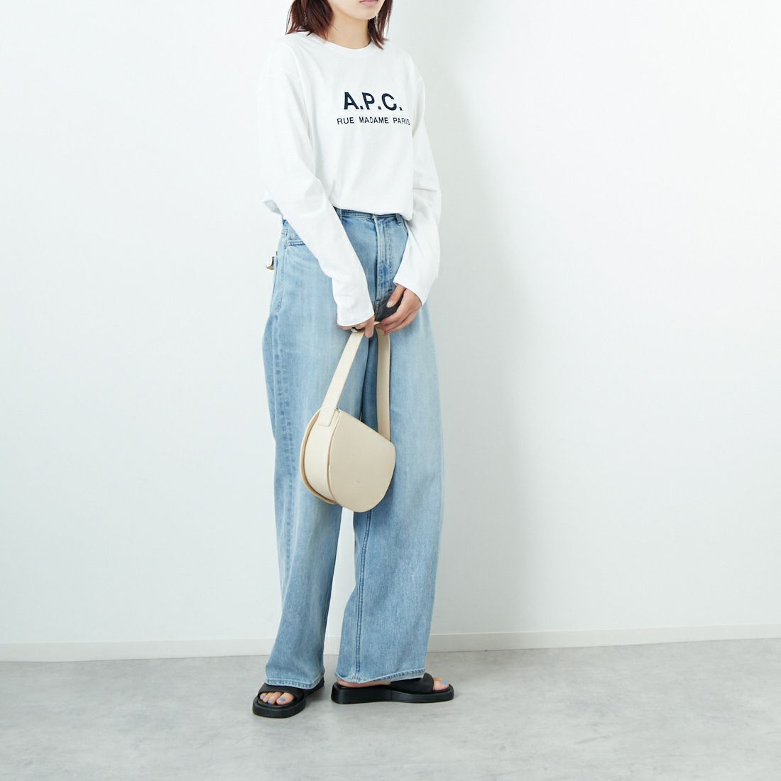 A.P.C. [アー・ペー・セー] ロゴ刺繍 ロングスリーブTシャツ [RUE-MADAME-H-MANCHES] 90 BLANC &&モデル身長：167cm 着用サイズ：XS&&