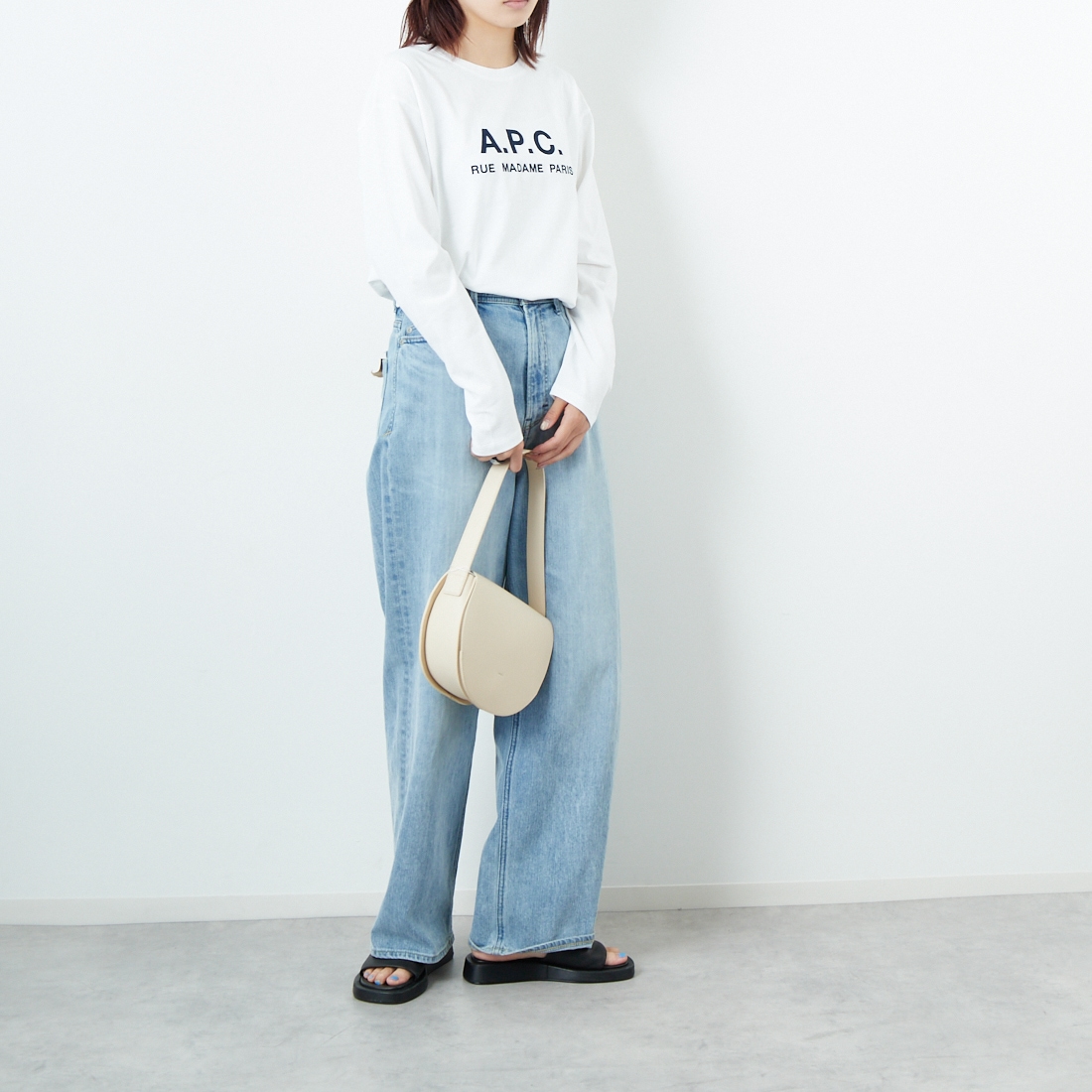 A.P.C. [アー・ペー・セー] ロゴ刺繍 ロングスリーブTシャツ [RUE-MADAME-H-MANCHES] 90 BLANC &&モデル身長：167cm 着用サイズ：XS&&