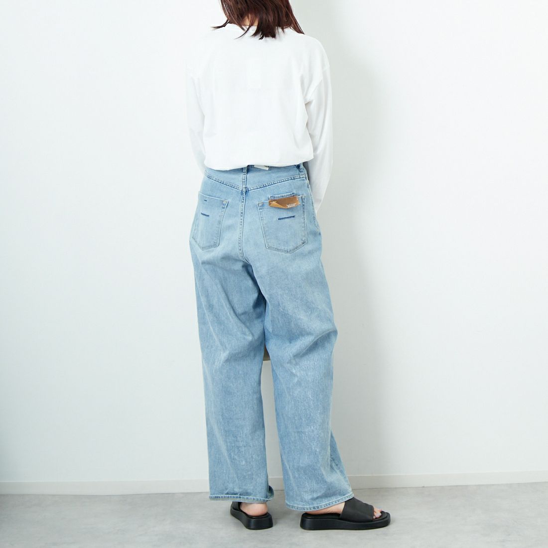 A.P.C. [アー・ペー・セー] ロゴ刺繍 ロングスリーブTシャツ [RUE-MADAME-H-MANCHES] 90 BLANC &&モデル身長：167cm 着用サイズ：XS&&