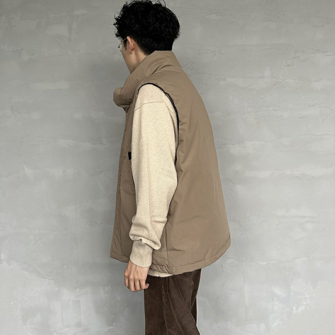 JEANSFACTORY × NANGA [ジーンズファクトリー × ナンガ] 別注 HINOCダウンベスト [JMP-234-054-JF] BEIGE &&モデル身長：168cm 着用サイズ：L&&