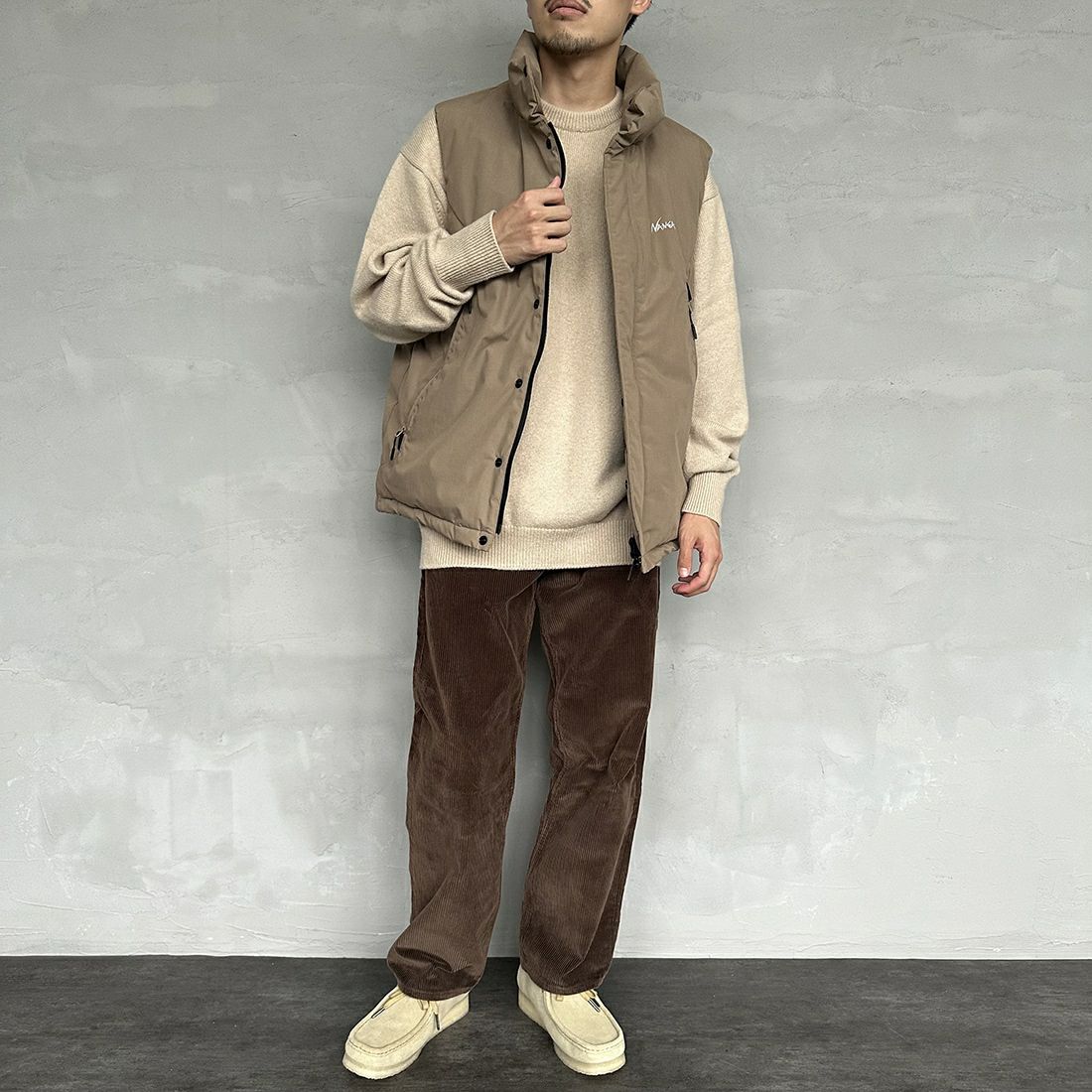 JEANSFACTORY × NANGA [ジーンズファクトリー × ナンガ] 別注 HINOCダウンベスト [JMP-234-054-JF] BEIGE &&モデル身長：168cm 着用サイズ：L&&
