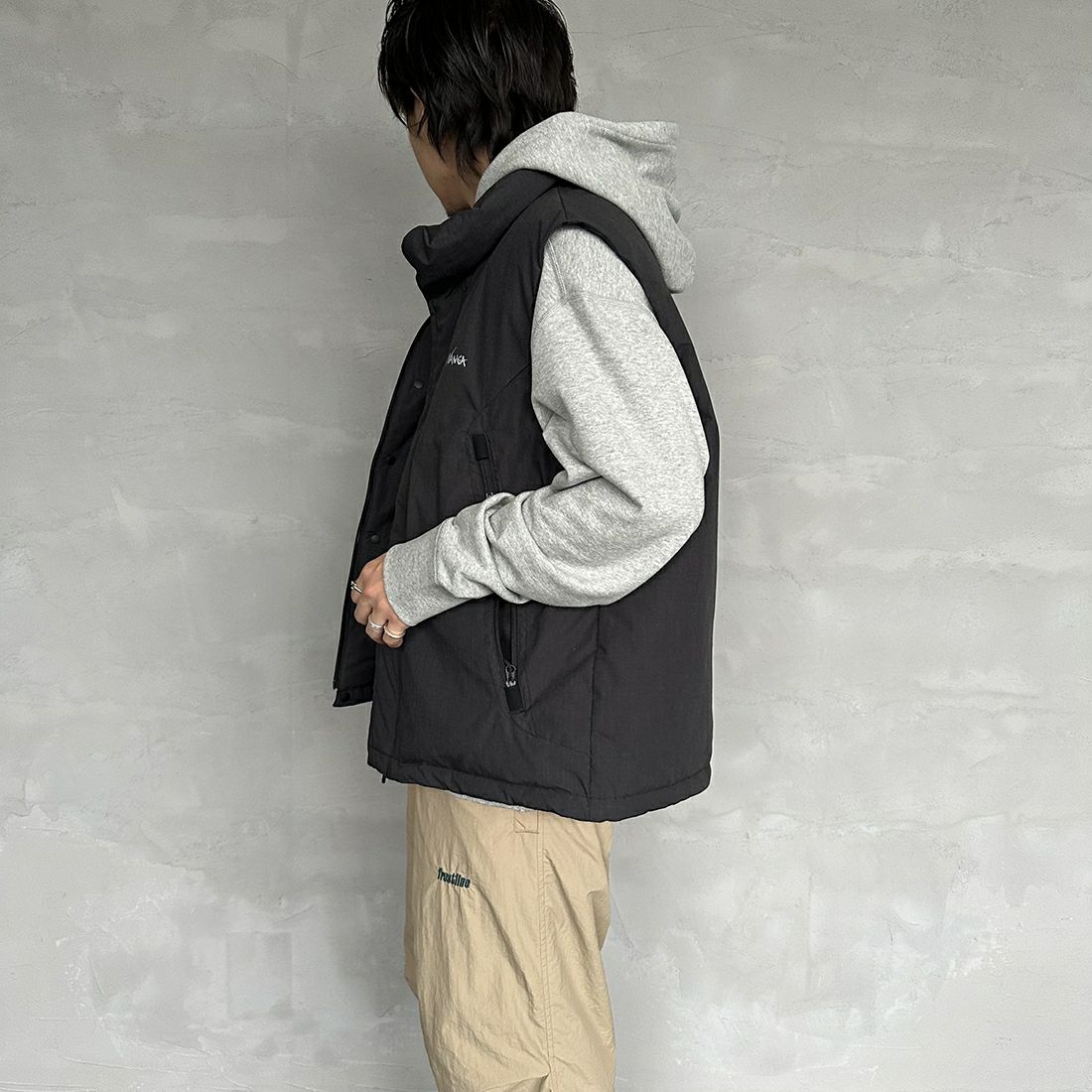JEANSFACTORY × NANGA [ジーンズファクトリー × ナンガ] 別注 HINOCダウンベスト [JMP-234-054-JF] CHARCOAL &&モデル身長：173cm 着用サイズ：L&&
