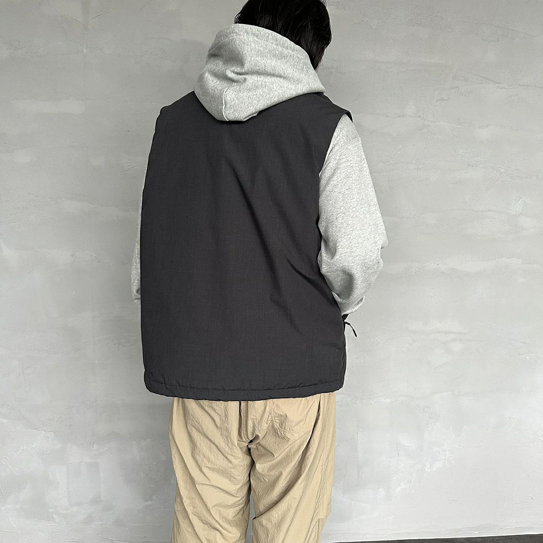 JEANSFACTORY × NANGA [ジーンズファクトリー × ナンガ] 別注 HINOCダウンベスト [JMP-234-054-JF] CHARCOAL &&モデル身長：173cm 着用サイズ：L&&