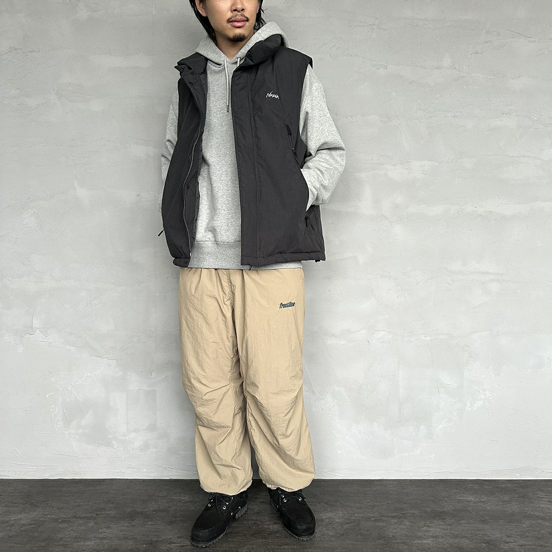 JEANSFACTORY × NANGA [ジーンズファクトリー × ナンガ] 別注 HINOCダウンベスト [JMP-234-054-JF] CHARCOAL &&モデル身長：173cm 着用サイズ：L&&