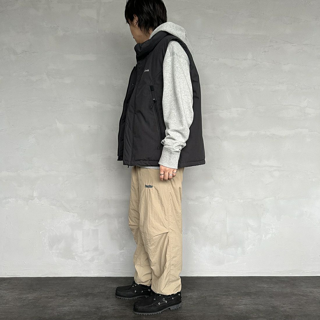 JEANSFACTORY × NANGA [ジーンズファクトリー × ナンガ] 別注 HINOCダウンベスト [JMP-234-054-JF] CHARCOAL &&モデル身長：173cm 着用サイズ：L&&