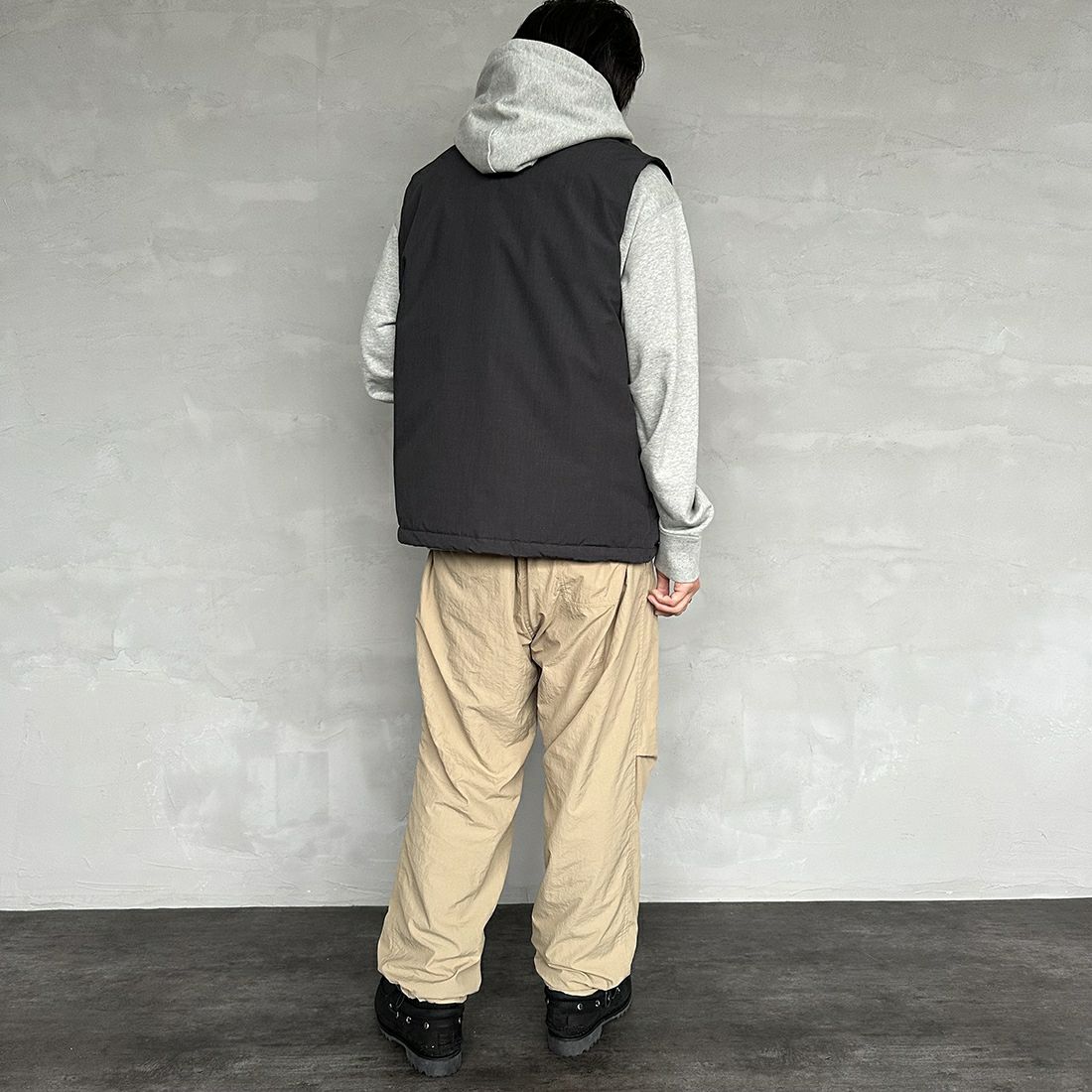 JEANSFACTORY × NANGA [ジーンズファクトリー × ナンガ] 別注 HINOCダウンベスト [JMP-234-054-JF] CHARCOAL &&モデル身長：173cm 着用サイズ：L&&
