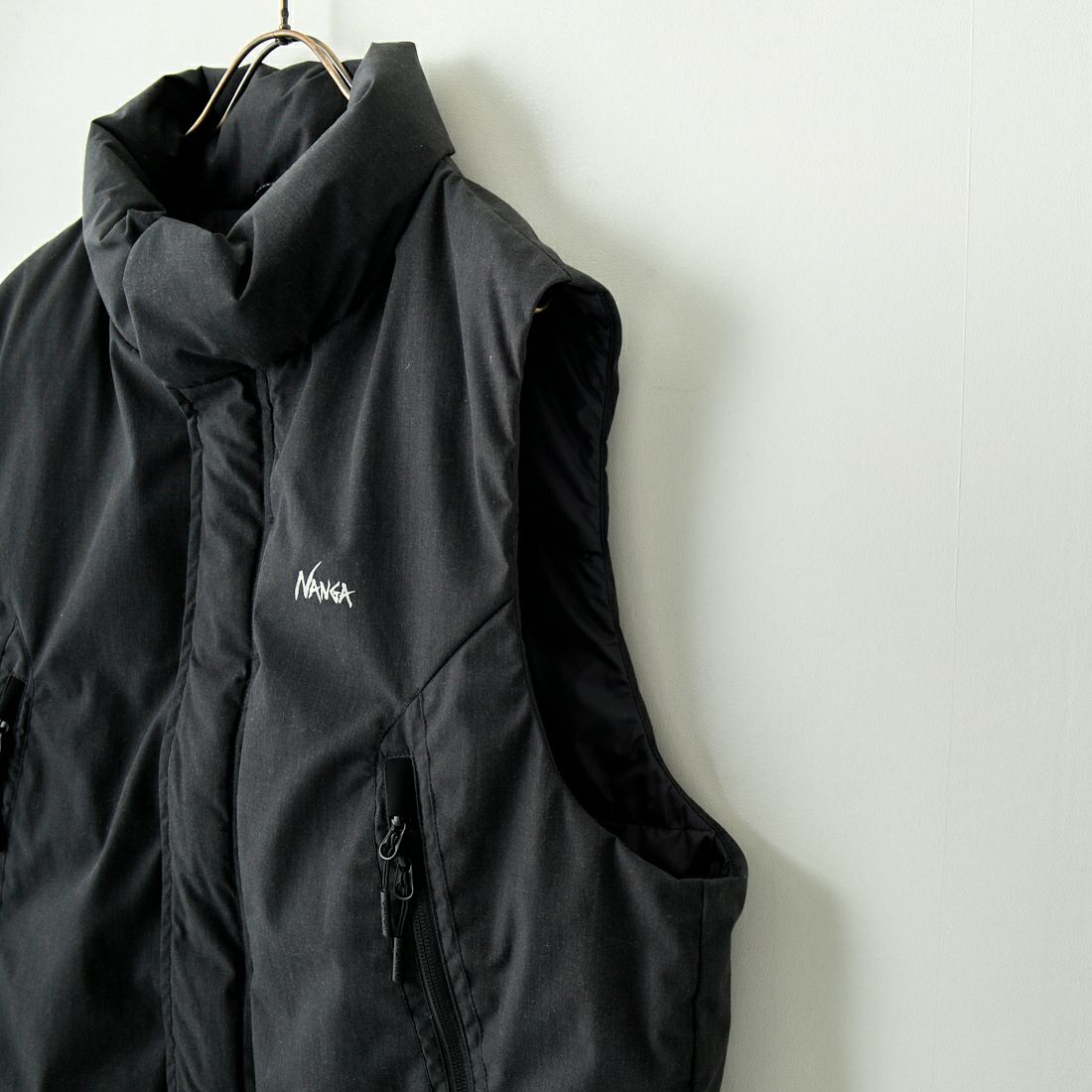 JEANSFACTORY × NANGA [ジーンズファクトリー × ナンガ] 別注 HINOCダウンベスト [JMP-234-054-JF] CHARCOAL
