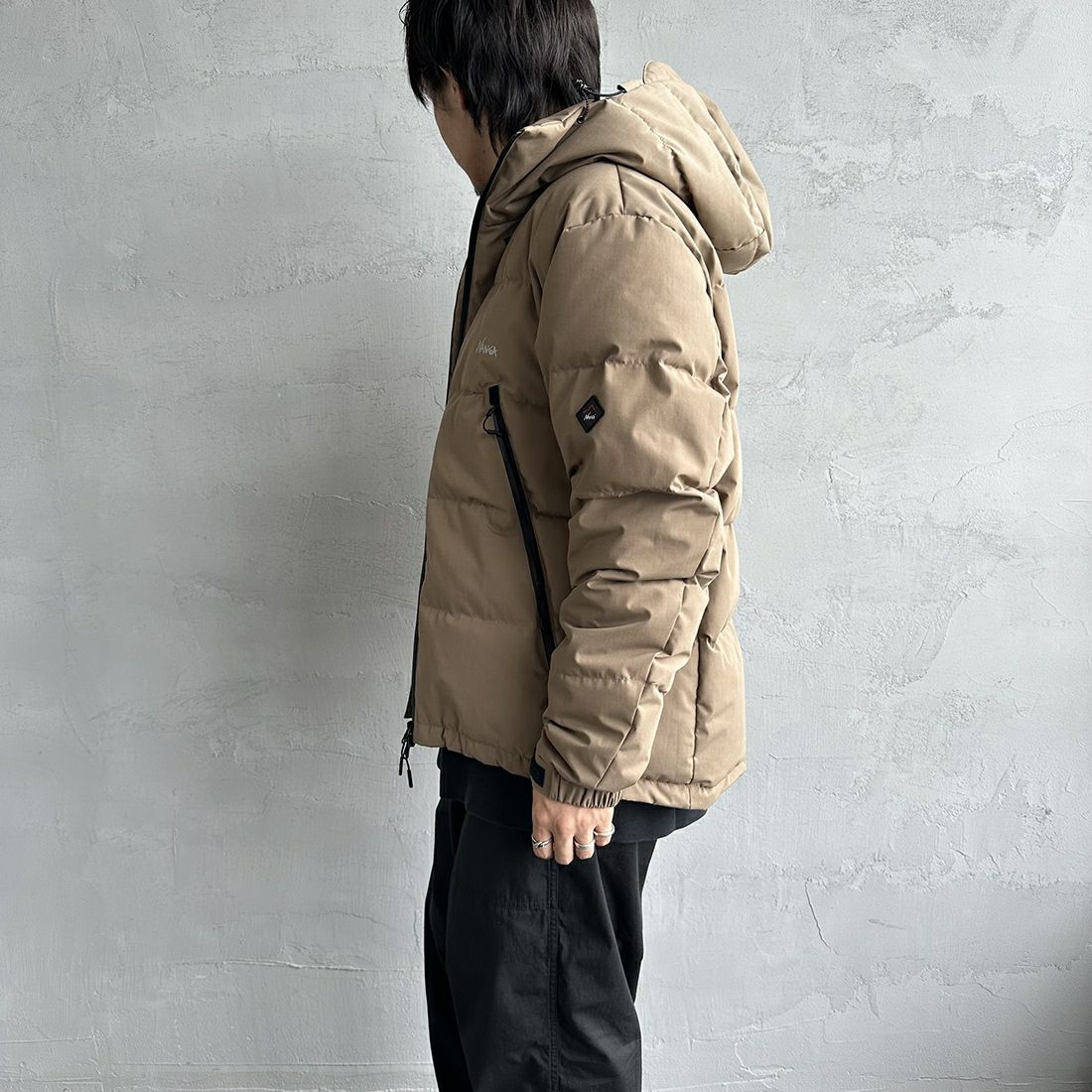 JEANSFACTORY × NANGA [ジーンズファクトリー × ナンガ] 別注 焚火ダウンジャケット [JMP-234-052-JF] BEIGE &&モデル身長：173cm 着用サイズ：XL&&