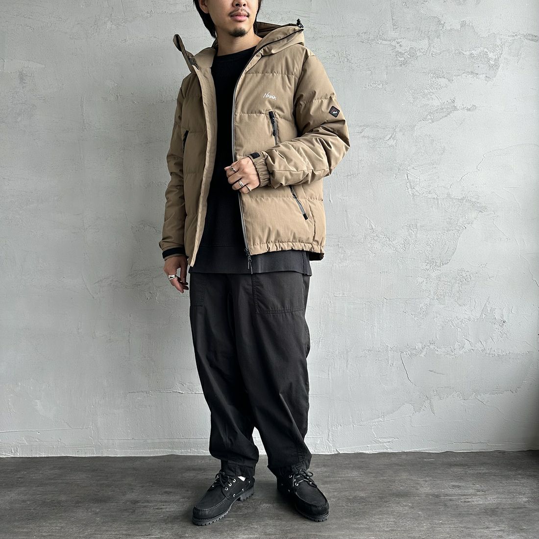 JEANSFACTORY × NANGA [ジーンズファクトリー × ナンガ] 別注 焚火ダウンジャケット [JMP-234-052-JF] BEIGE &&モデル身長：173cm 着用サイズ：XL&&