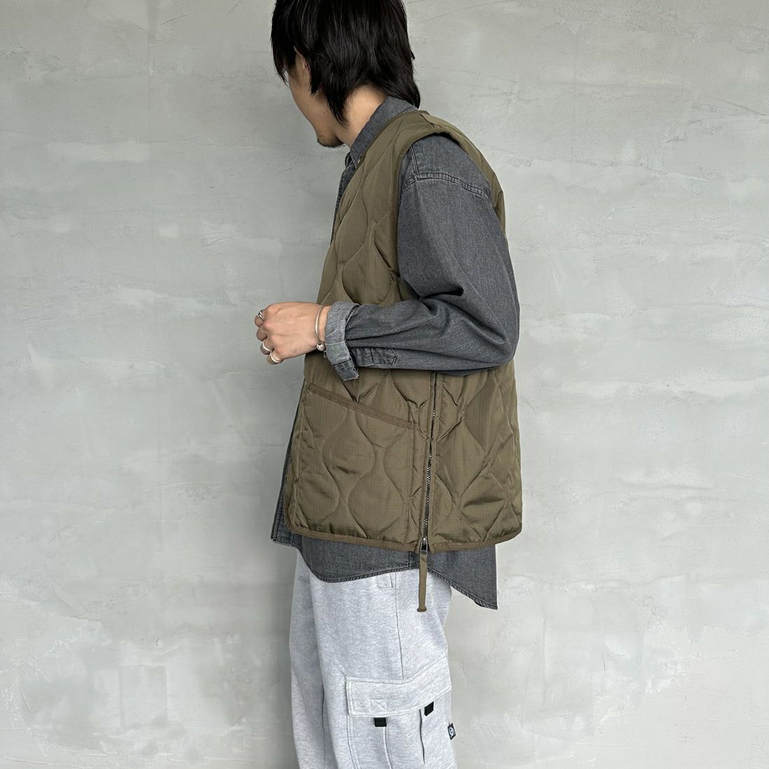 TAION [タイオン] ミリタリー Vネックジップダウンベスト [TAION-001ZML-1] D.OLIVE &&モデル身長：173cm 着用サイズ：M&&