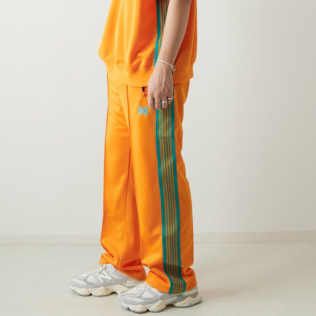 Needles [ニードルズ] 別注 トラックパンツ [MR560-JF] ORANGE&&モデル身長：173cm 着用サイズ：S&&