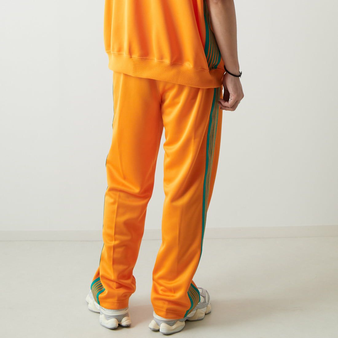 Needles [ニードルズ] 別注 トラックパンツ [MR560-JF] ORANGE&&モデル身長：173cm 着用サイズ：S&&