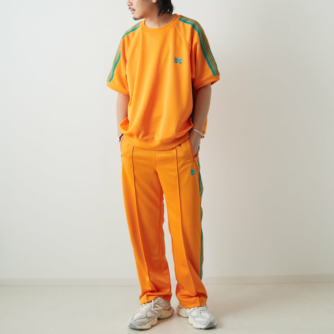 Needles [ニードルズ] 別注 トラックパンツ [MR560-JF] ORANGE&&モデル身長：173cm 着用サイズ：S&&