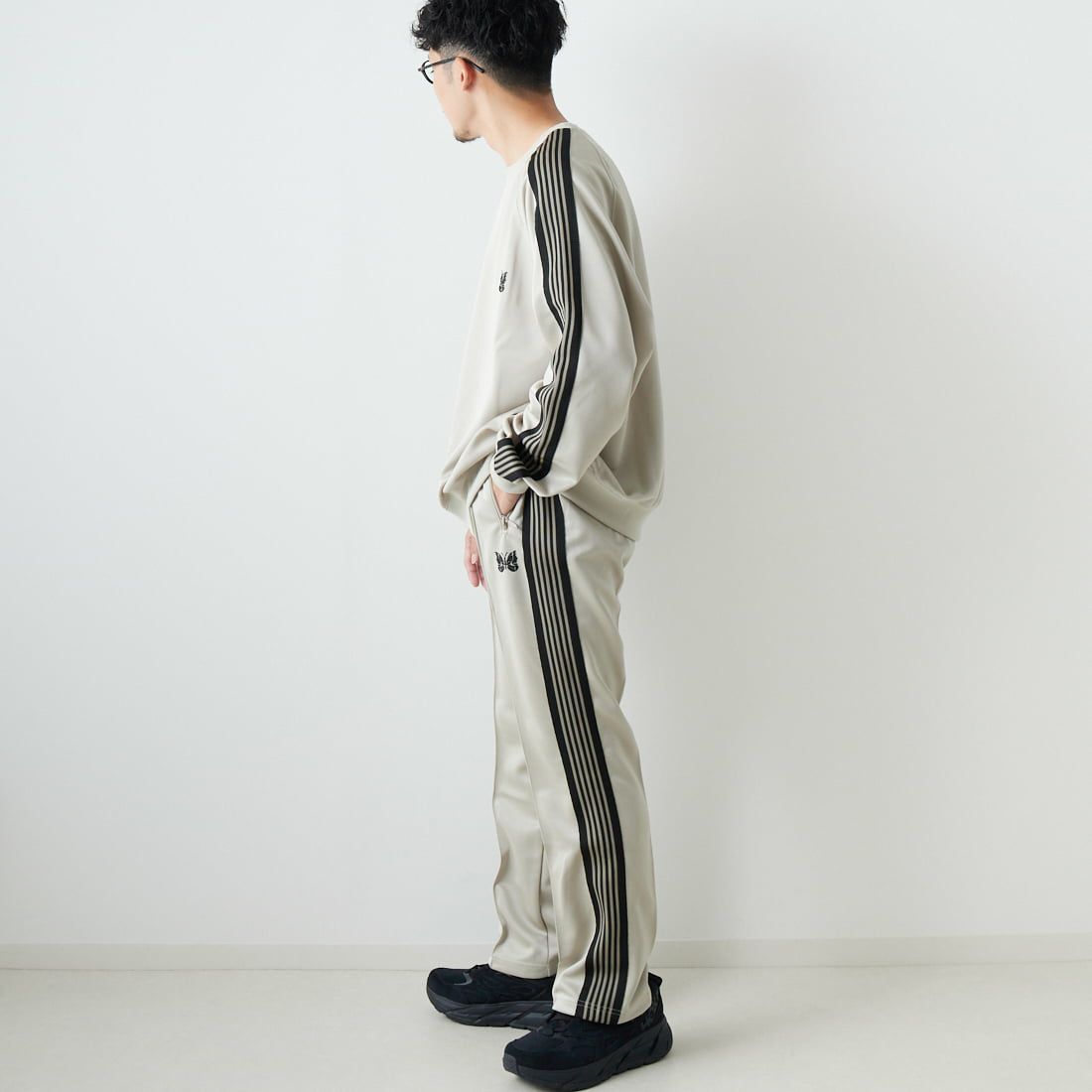 Needles [ニードルズ] 別注 ナロートラックパンツ [MR561-JF] BEIGE &&モデル身長：168cm 着用サイズ：M&&