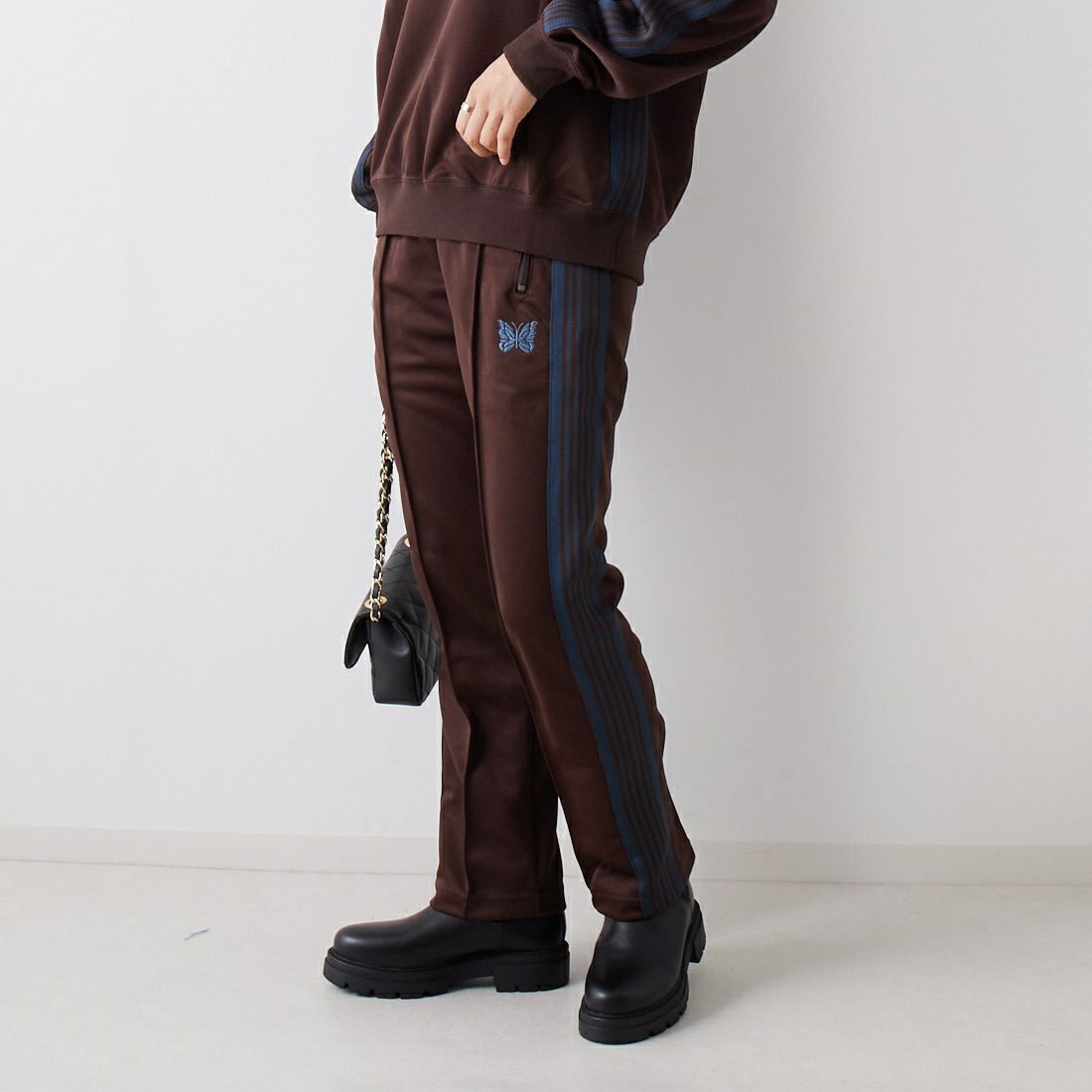 Needles [ニードルズ] 別注 ナロートラックパンツ [LQ447-JF] BROWN &&モデル身長：160cm 着用サイズ：2&&
